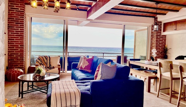 Cheerful 4 bedroom with ocean front hot tub!