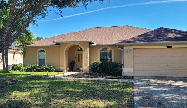 Cheerful 4 Bd 3 Ba Home with Screened Patio & Pool