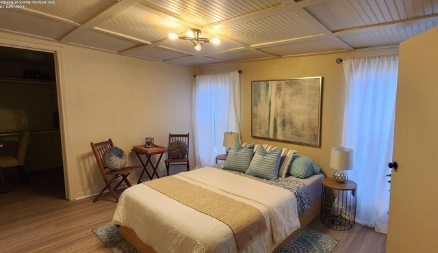 Cheerful 4 bdr home + parking, nearing downtown SA