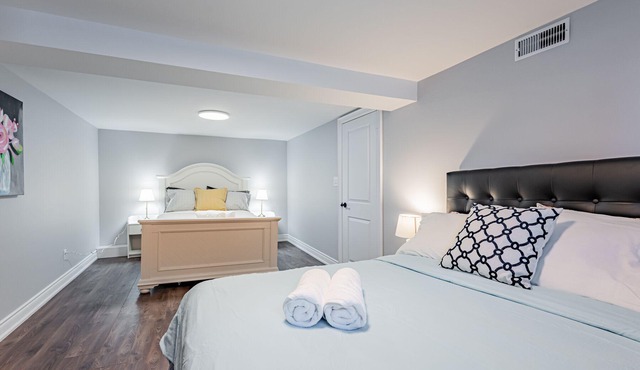 Cheerful 4 Bed 2 Bath in Downtown Etobicoke