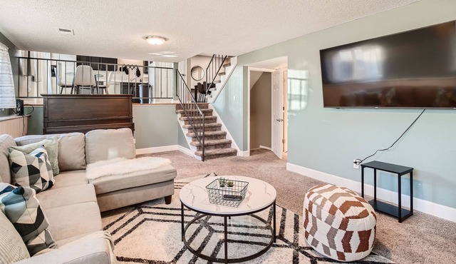 Cheerful 4 Bed/2 Bath home in Littleton!