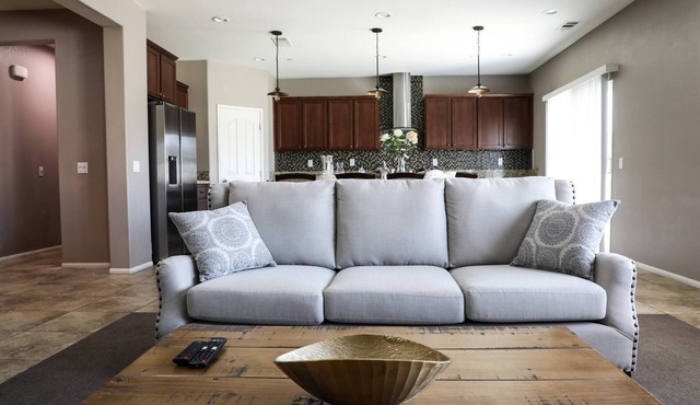 Cheerful 4 Bedroom Entire House Lots Of Open Space