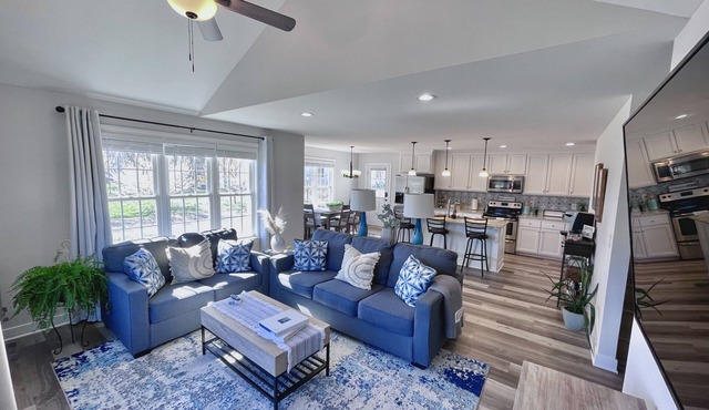 Cheerful 4 bedroom w/game room, gym and free parking