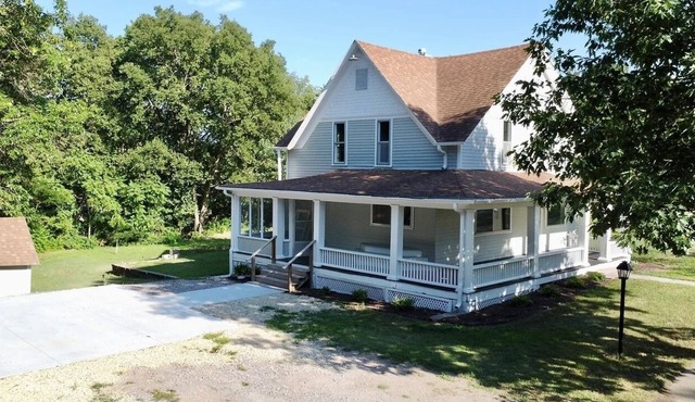 Cheerful 4 bedroom/2.5 bathroom home