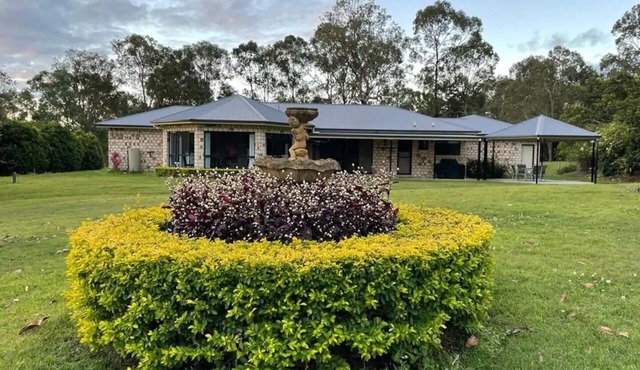 Cheerful 4-bedroom Acreage Holiday Home