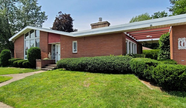 Cheerful 4-bedroom bungalow with indoor fireplace.