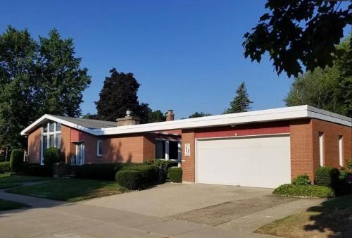 Cheerful 4 bedroom bungalow with indoor fireplace