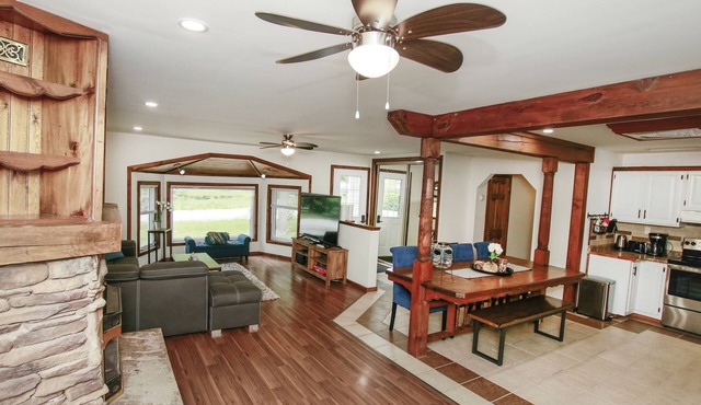 Cheerful 4-bedroom cottage in nature setting