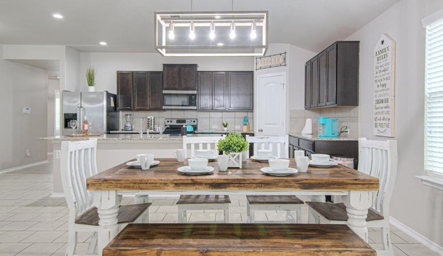 Cheerful 4 bedroom close to Lackland , Sea world