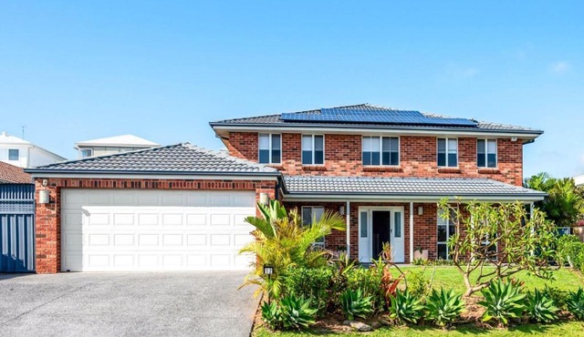 Cheerful 4-bedroom family retreat in Caves Beach