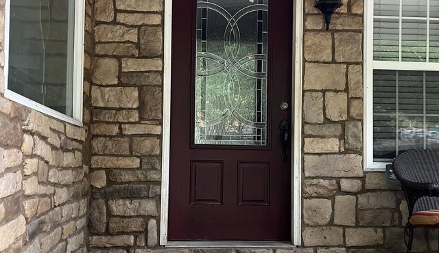 Cheerful, 4 bedroom family home. Walking distance to the Elk river.