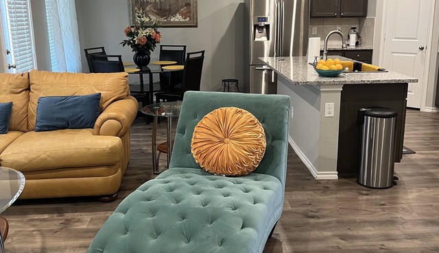 Cheerful 4 bedroom home with free parking garage.