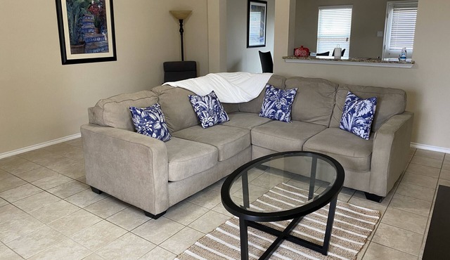 Cheerful 4 bedroom home with big living, kitchen, near major DFW cities.