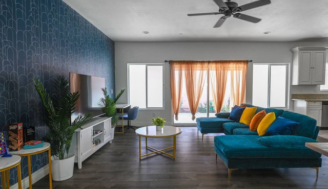 Cheerful 4 Bedroom Home Near Downtown With Fun Arcade and Game Room, Board Games