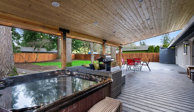 Cheerful 4 bedroom home one level with hot tub and park like feel