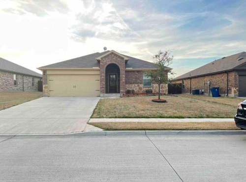 Cheerful 4-bedroom home with free parking garage.