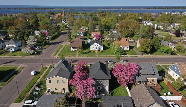 Cheerful 4 Bedroom home close to the waters edge.