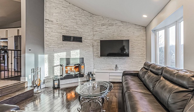 Cheerful 4 bedroom home with in-ground heated pool