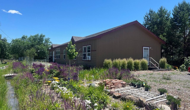 Cheerful 4 bedroom home! Quiet and spacious!
