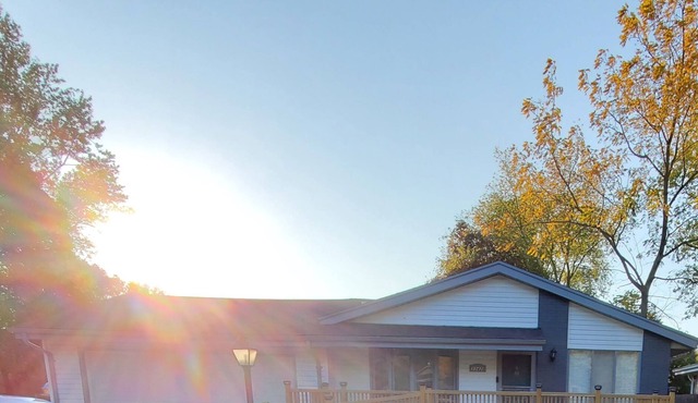 Cheerful 4 Bedroom Home w/Free Driveway Parking