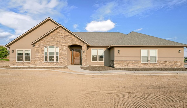 Cheerful 4-bedroom home with breathtaking views.