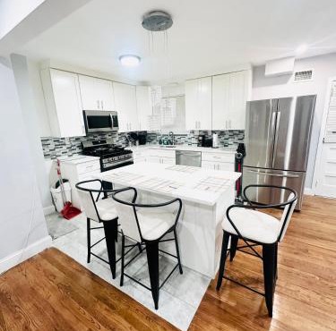 Cheerful 4-bedroom home with free parking