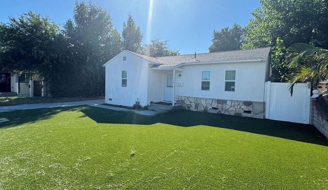 Cheerful 4-bedroom house in nice Whittier with indoor fire place