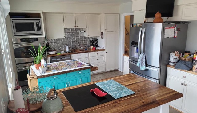 Cheerful 4-bedroom house with backyard