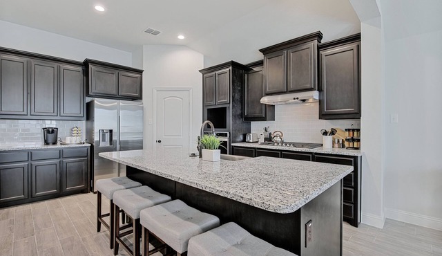 Cheerful 4 Bedroom House in Argyle with fenced backyard & fireplace