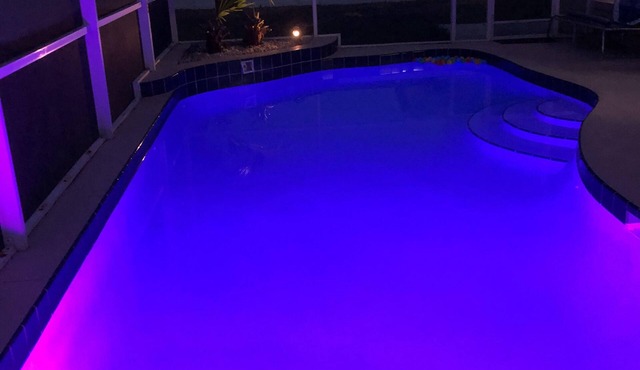 Cheerful 4 bedroom minutes from disney with pool.