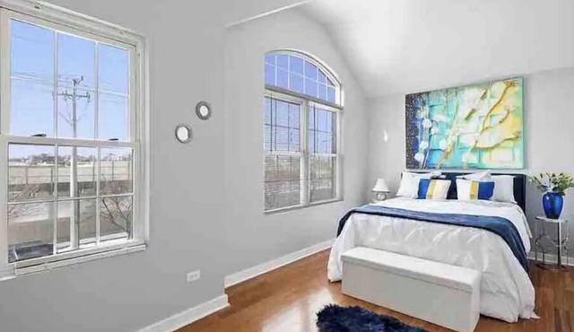 Cheerful 4 bedroom smart home w/indoor fireplace