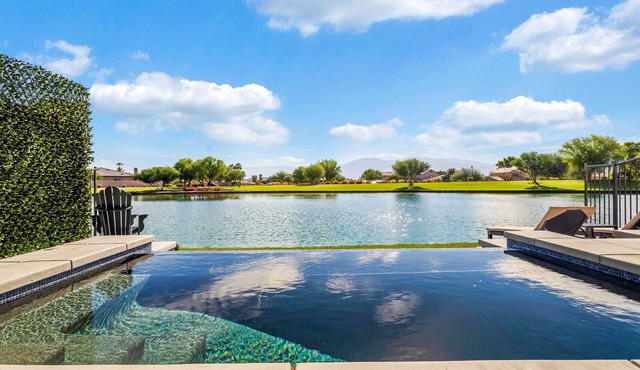 Cheerful 4-bedroom vacation home with POOL