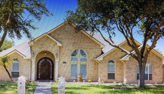 Cheerful 4 BR place with pool, game room and after pool rest area