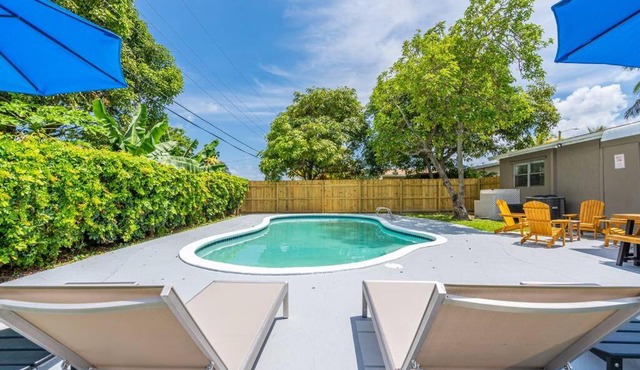 Cheerful 4 BRs house with Pool, 10 mins to Ocean