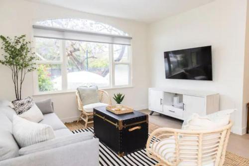 Cheerful 4BD Home in the Heart