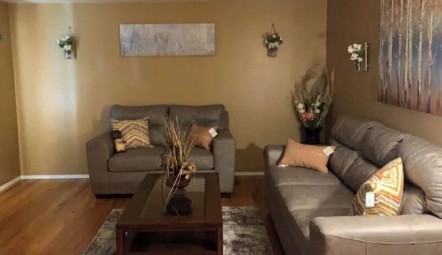 Cheerful 4BR/12BD “Ravishing Ranch”