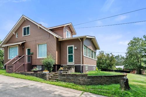 Cheerful 4BR Chalet with Seasonal Pool, Hot Tub