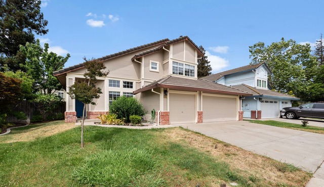 Cheerful 4BR Entire house with Free parking/Family