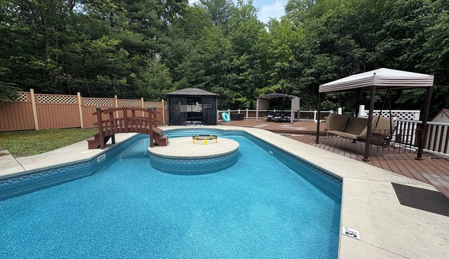 Cheerful 5-bedroom resort villa with heated pool