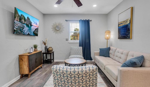 Cheerful 5 Bedroom home 8 Blocks from Beach Close to Mayo