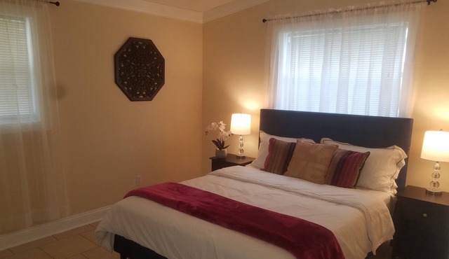 Cheerful 5 bedroom vacation home & free parking