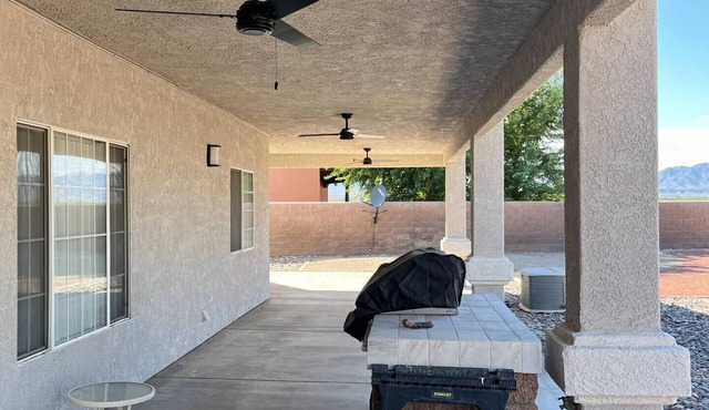 Cheerful 5 Bedroom Home with pool!