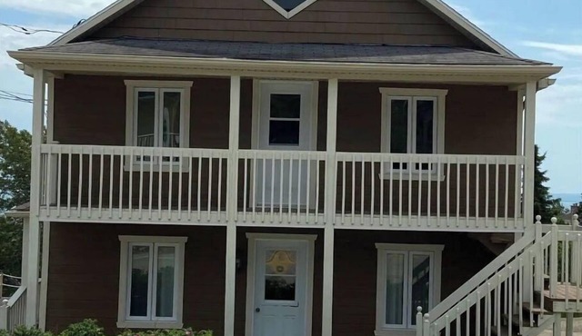 Cheerful 5 Bedroom Cottage Mins from Casino