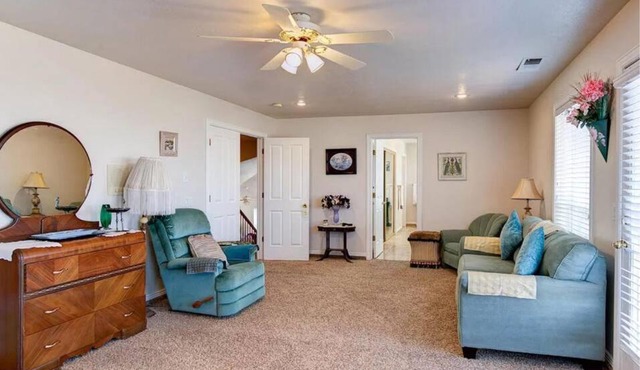 Cheerful, 5 bedroom cozy house, sleeps up to 10!