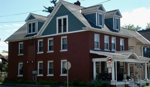 Cheerful 5 Bedroom Home in Historic Town