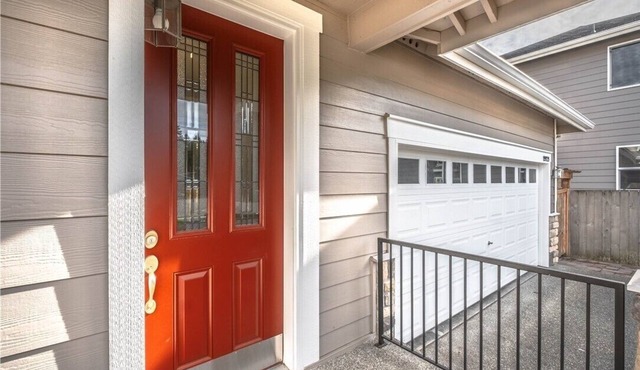 Cheerful 5 bedroom home on a cul-de-sac with free parking and side yard