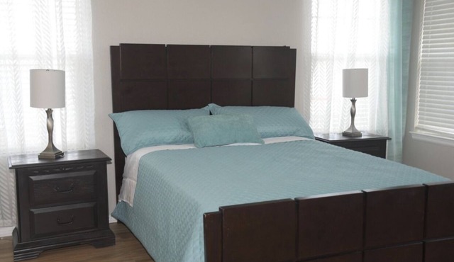 Cheerful 5 Bedroom Home with Free Parking