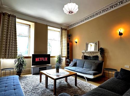 Cheerful 5 Bedroom House Close to Central West End and Parking