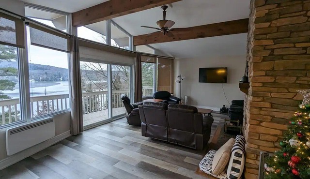 Cheerful 5-Bedroom Lake Frontnn