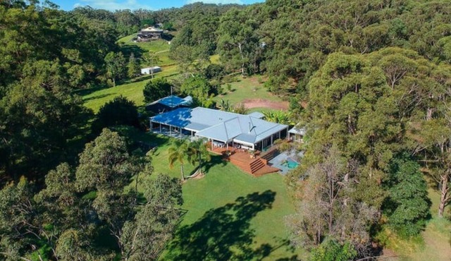 Cheerful 5 Bedroom Luxury home on acreage